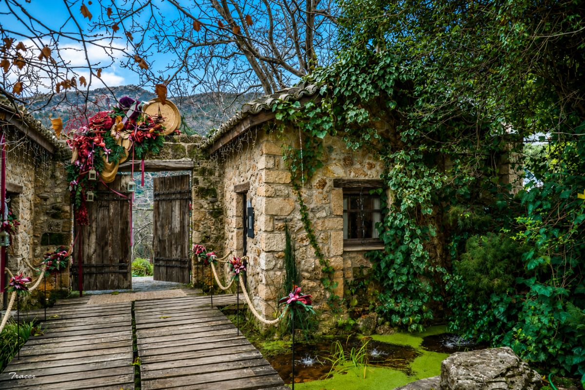 Θεματικό Πάρκο Area Synest στην Πάτρα με παραδοσιακή πέτρινη αρχιτεκτονική και φυσικό περιβάλλον