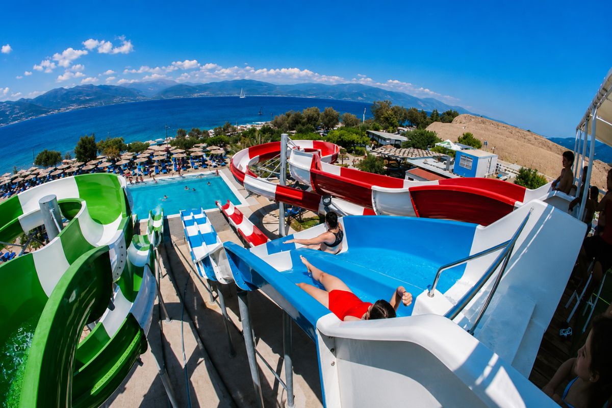 Υδροπάρκο Water Fun στην Πάτρα με νεροτσουλήθρες, πισίνες και θέα στον Πατραϊκό Κόλπο