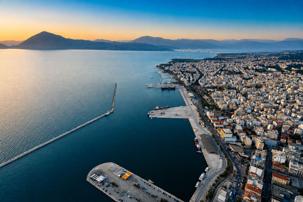 Εναέρια πανοραμική θέα της Πάτρας, του λιμανιού και του Πατραϊκού Κόλπου κατά το ηλιοβασίλεμα