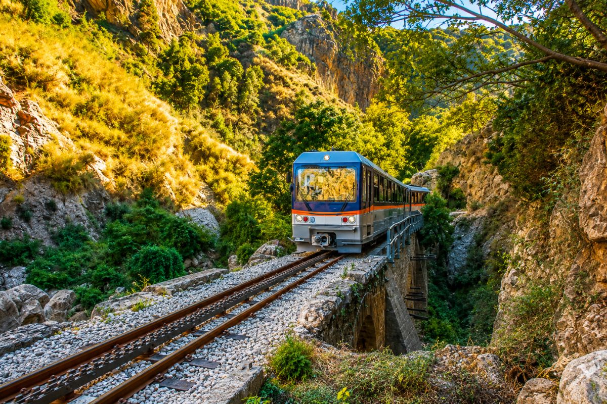 Οδοντωτός Σιδηρόδρομος Διακοπτού – Καλαβρύτων που διασχίζει το Φαράγγι του Βουραϊκού κοντά στην Πάτρα