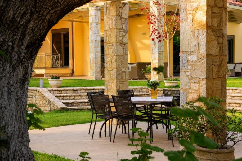 Πανοραμική θέα βεράντας και πρόσοψης στη Villa Elia, Πάτρα