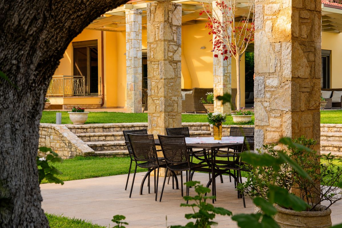 Πανοραμική θέα βεράντας και πρόσοψης στη Villa Elia, Πάτρα