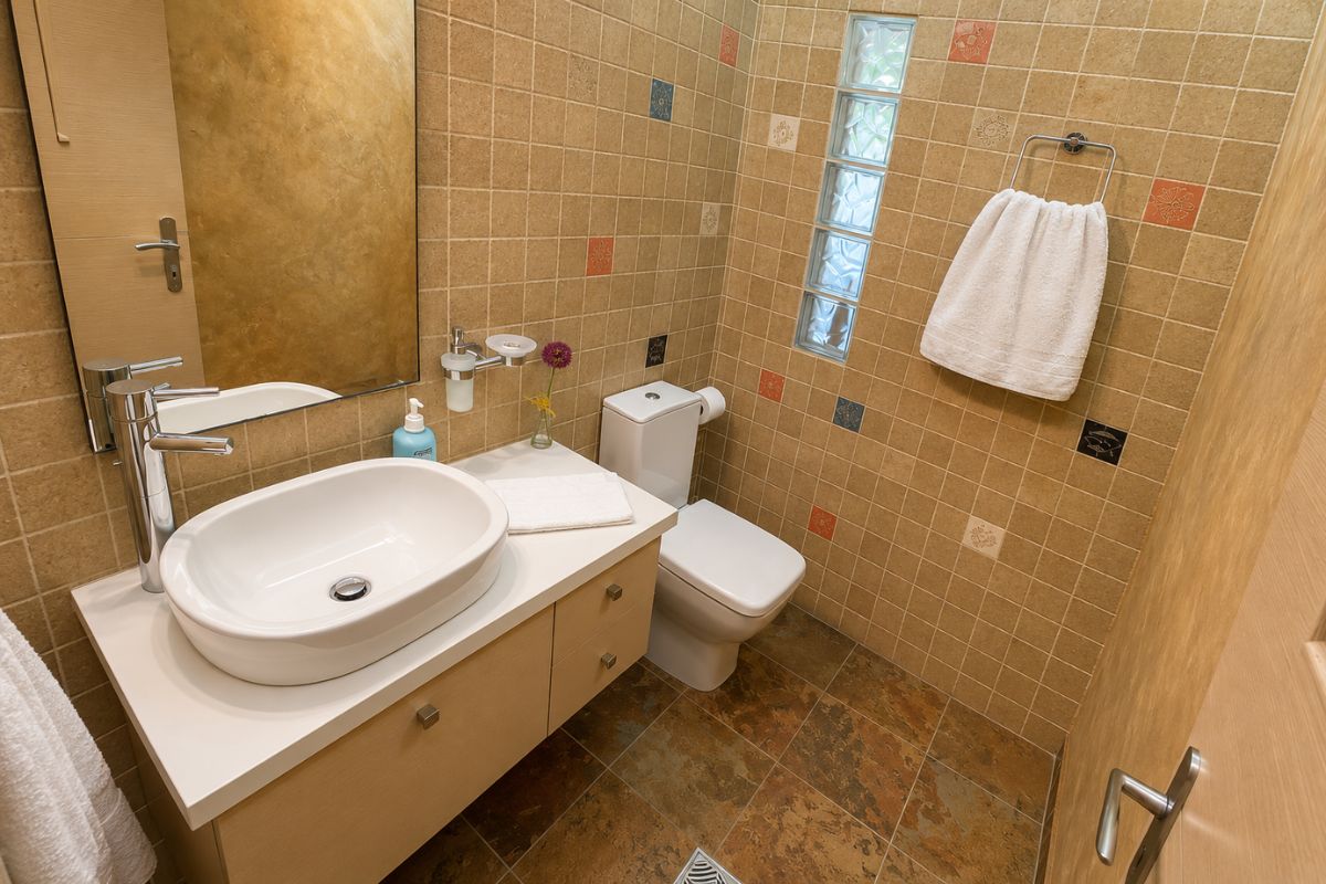 Μπάνιο με μωσαϊκό πλακάκι – Patras Villa Elia