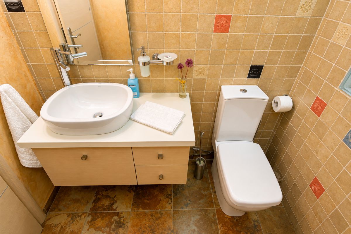 Μπάνιο με μωσαϊκό πλακάκι – Patras Villa Elia