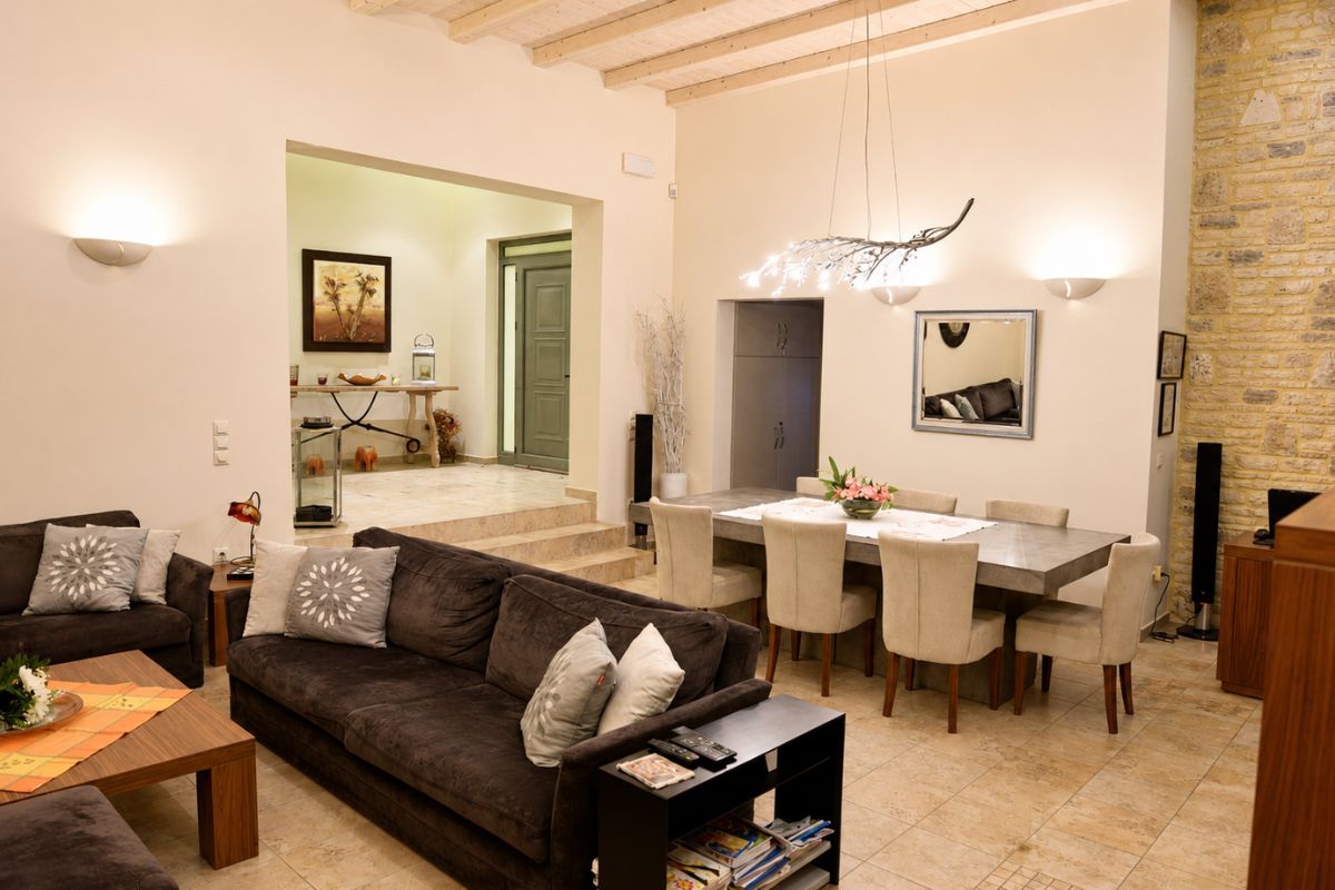 Ανοιχτό σαλόνι και τραπεζαρία στη Villa Elia, Πάτρα