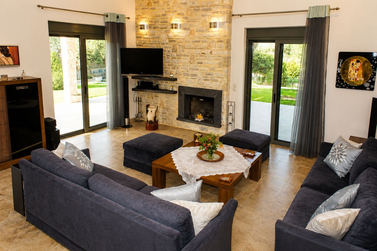 Σαλόνι με τζάκι και πρόσβαση στον κήπο στη Villa Elia, Πάτρα