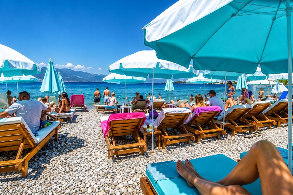 Παραλία Βραχναιίκων κοντά στην Πάτρα - ιδανική για κολύμπι