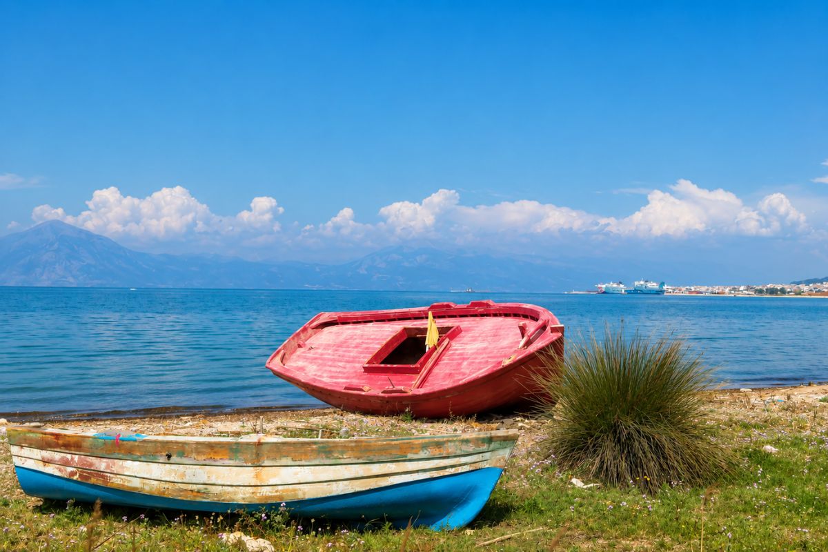 Παραθαλάσσιο τοπίο κοντά στο Patras Blue Suite με παραδοσιακές βάρκες, γαλάζια θάλασσα και θέα στον Πατραϊκό Κόλπο