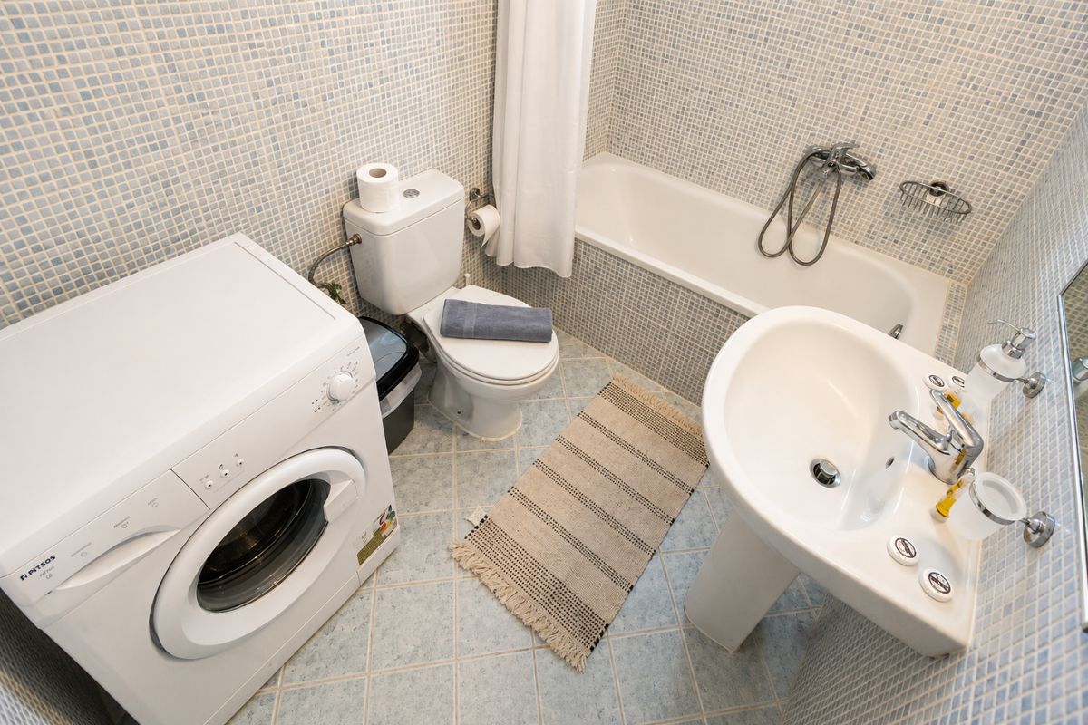 Ευρύχωρο μπάνιο στο Patras Cozy Lodge με μπανιέρα, πλυντήριο ρούχων και πλήρεις παροχές