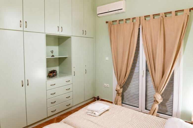 Άνετο υπνοδωμάτιο στο Patras Cozy Lodge με ευρύχωρη ντουλάπα, κλιματισμό και πρόσβαση σε μπαλκονόπορτα