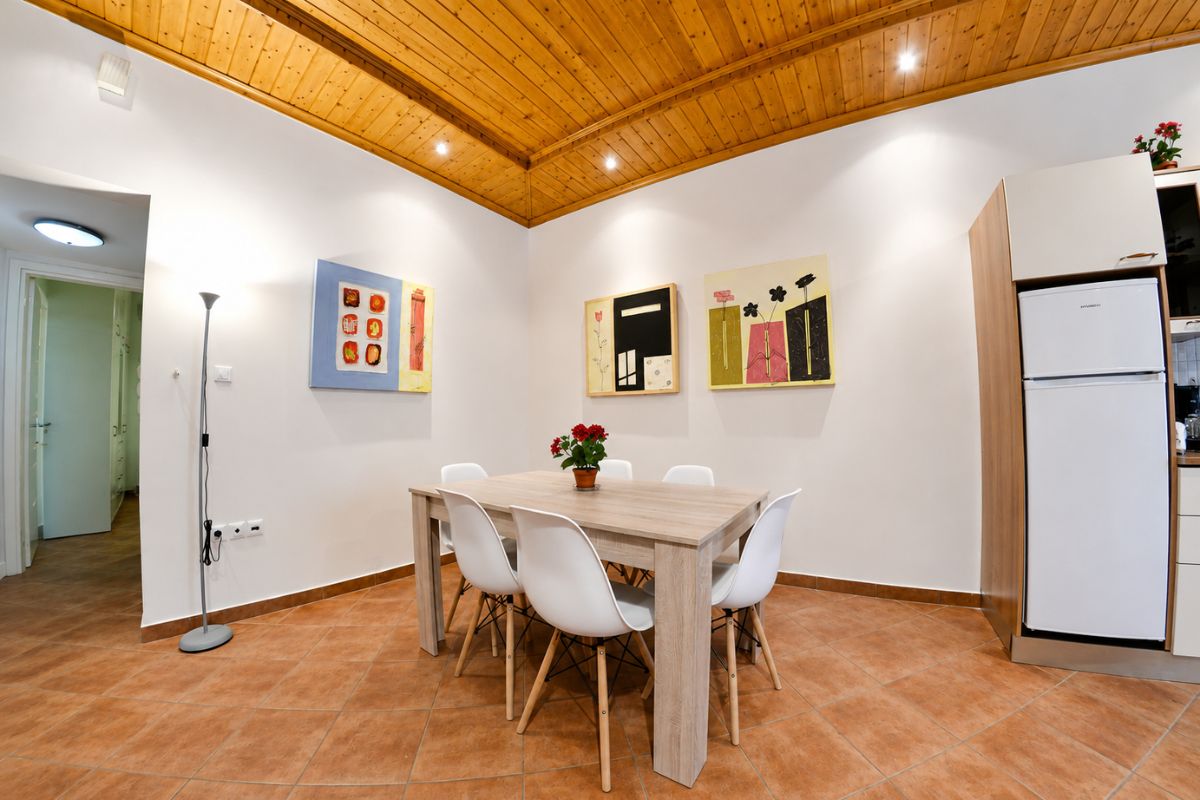 Μοντέρνα τραπεζαρία στο Patras Cozy Lodge δίπλα στην πλήρως εξοπλισμένη κουζίνα