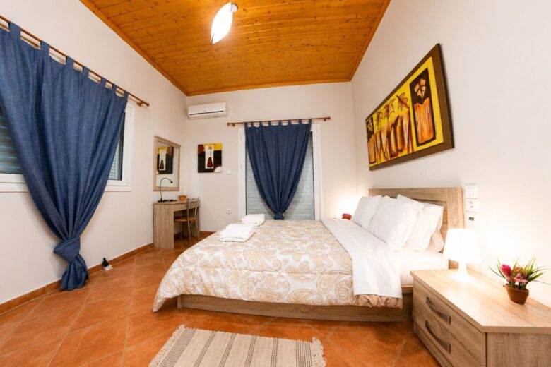Ευρύχωρο υπνοδωμάτιο στο Patras Cozy Lodge με διπλό κρεβάτι, κλιματισμό, γραφείο εργασίας και φυσικό φωτισμό