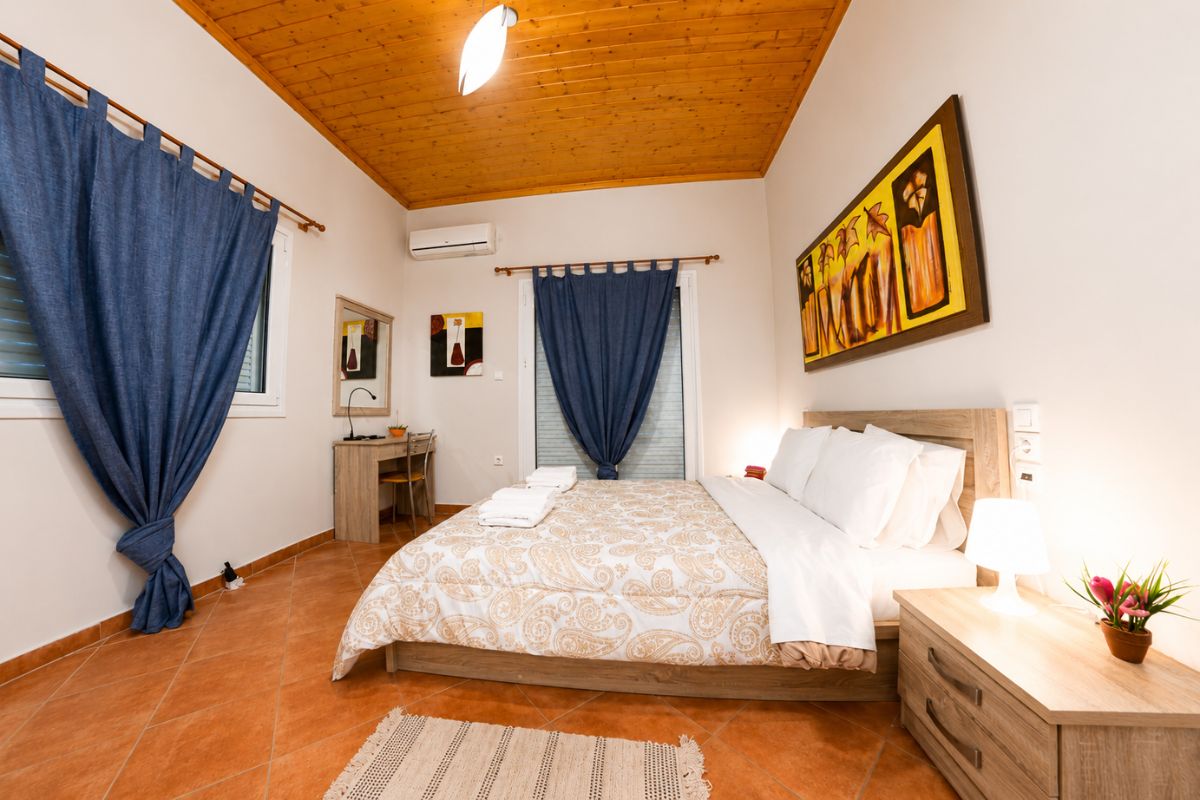 Ευρύχωρο υπνοδωμάτιο στο Patras Cozy Lodge με διπλό κρεβάτι, κλιματισμό, γραφείο εργασίας και φυσικό φωτισμό