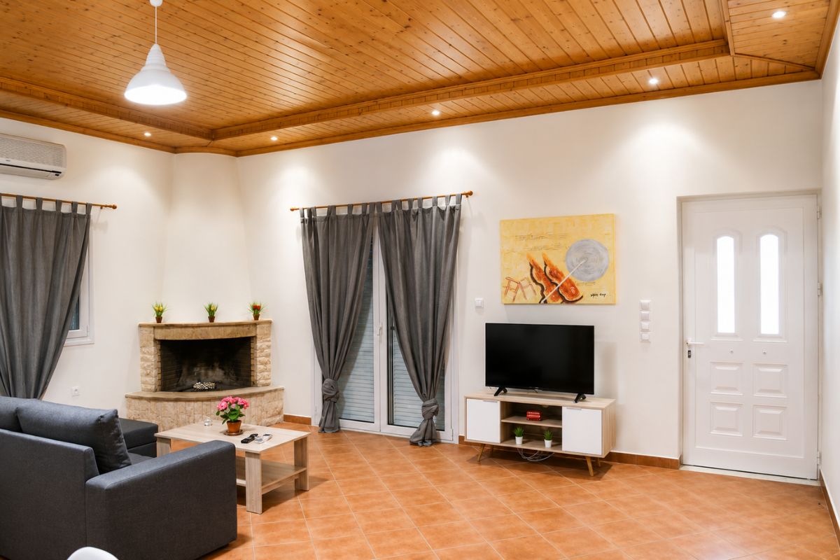 Άνετο και ευρύχωρο σαλόνι στο Patras Cozy Lodge με τζάκι, Smart TV, κλιματισμό και καθιστικό