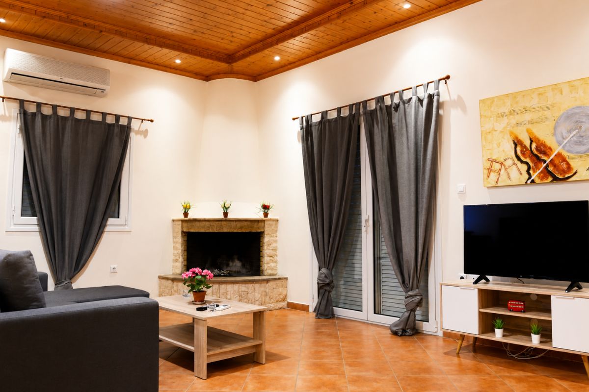 Άνετο καθιστικό με τζάκι, Smart TV, κλιματισμό και μεγάλο φυσικό φωτισμό στο Patras Cozy Lodge