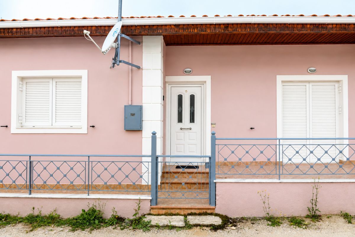 Εξωτερική όψη του Patras Cozy Lodge με ιδιωτική είσοδο, βεράντα και εύκολη πρόσβαση