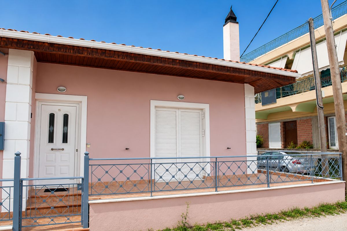 Πρόσοψη του Patras Cozy Lodge με ιδιωτική είσοδο, βεράντα και εύκολη πρόσβαση