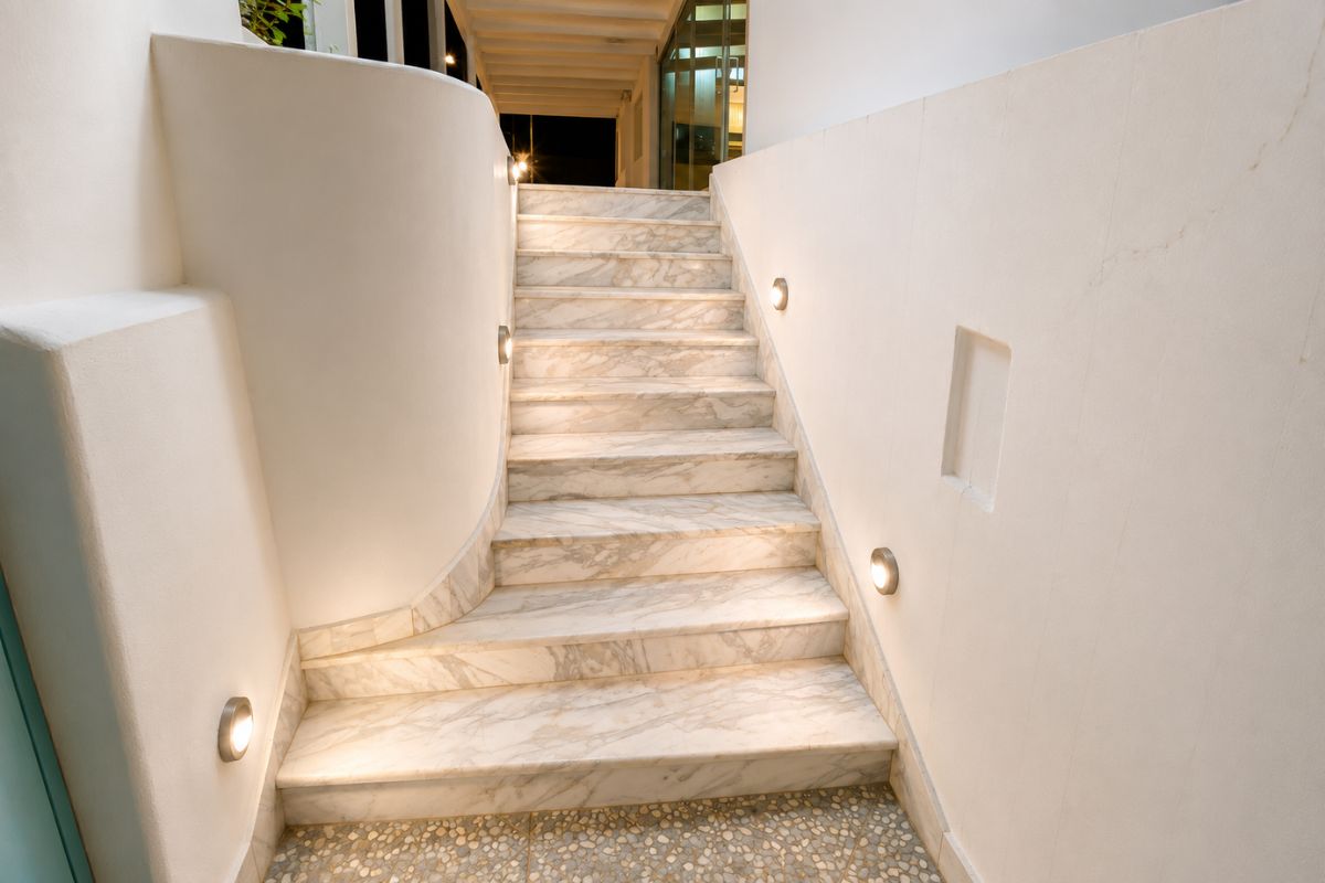 Πολυτελής μαρμάρινη σκάλα με φωτισμό στο Patras Luxury Seaside House, Πάτρα