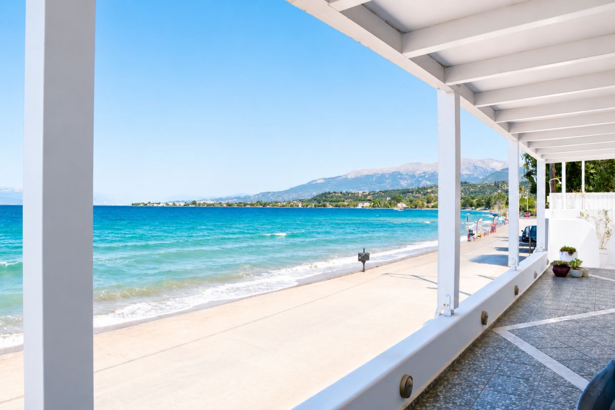 Παραλία με τιρκουάζ νερά και βουνά από βεράντα στο Patras Luxury Seaside House, Πάτρα