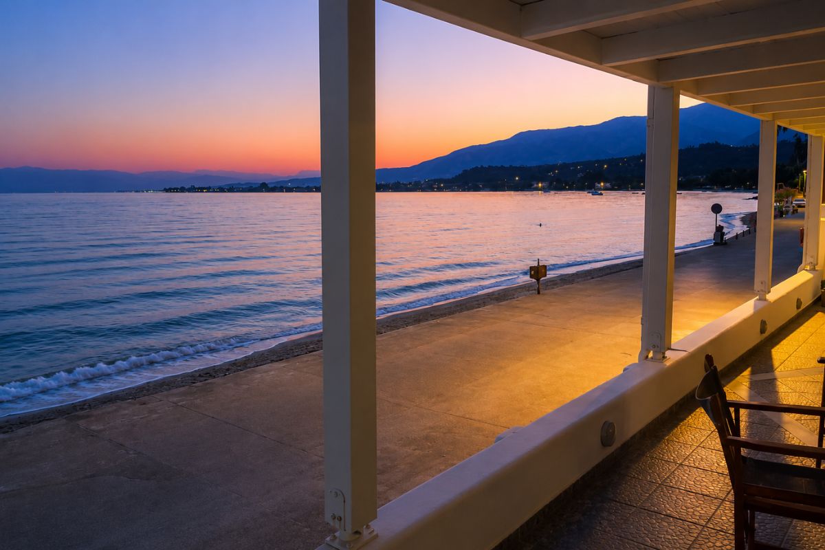 Ηλιοβασίλεμα σε παραλία με βουνά από βεράντα στο Patras Luxury Seaside House, Πάτρα
