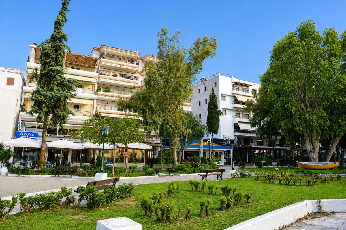 Εξωτερική άποψη της περιοχής γύρω από το Patras Marina – Blue Sky, σε προνομιακή τοποθεσία δίπλα στη Μαρίνα Πατρών