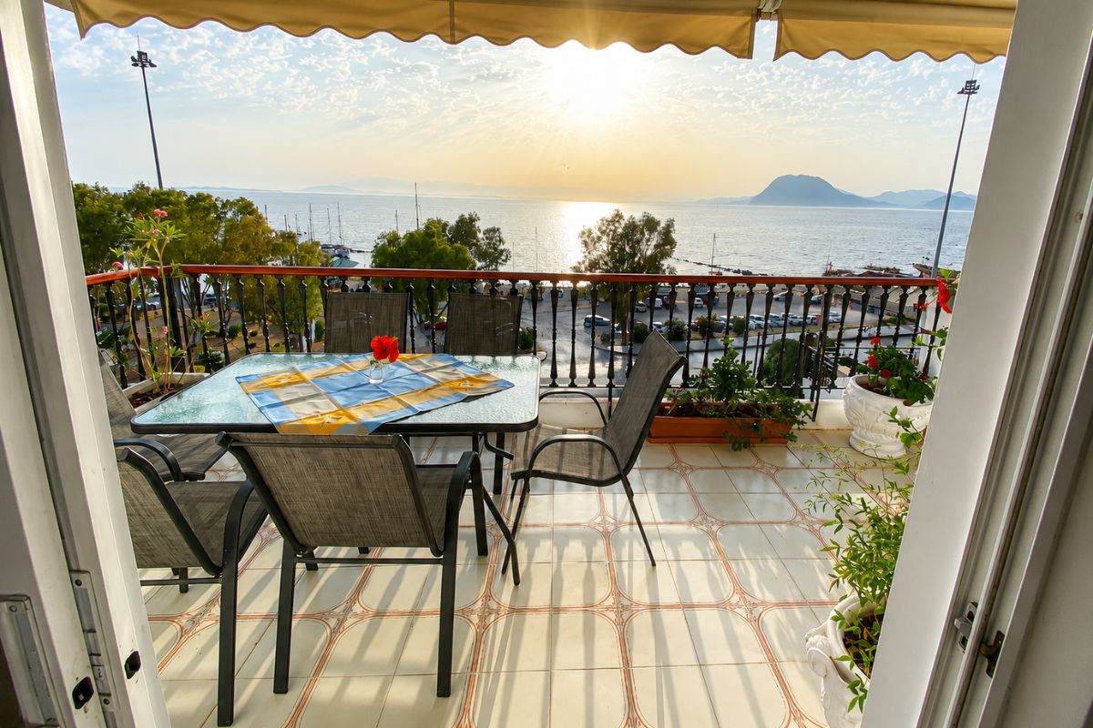 Ευρύχωρο μπαλκόνι με τραπεζαρία και μοναδική θέα στη θάλασσα από το Patras Marina – Blue Sky