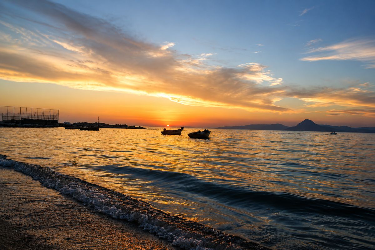 Ηλιοβασίλεμα πάνω από την παραλία κοντά στο Patras Palm Tree