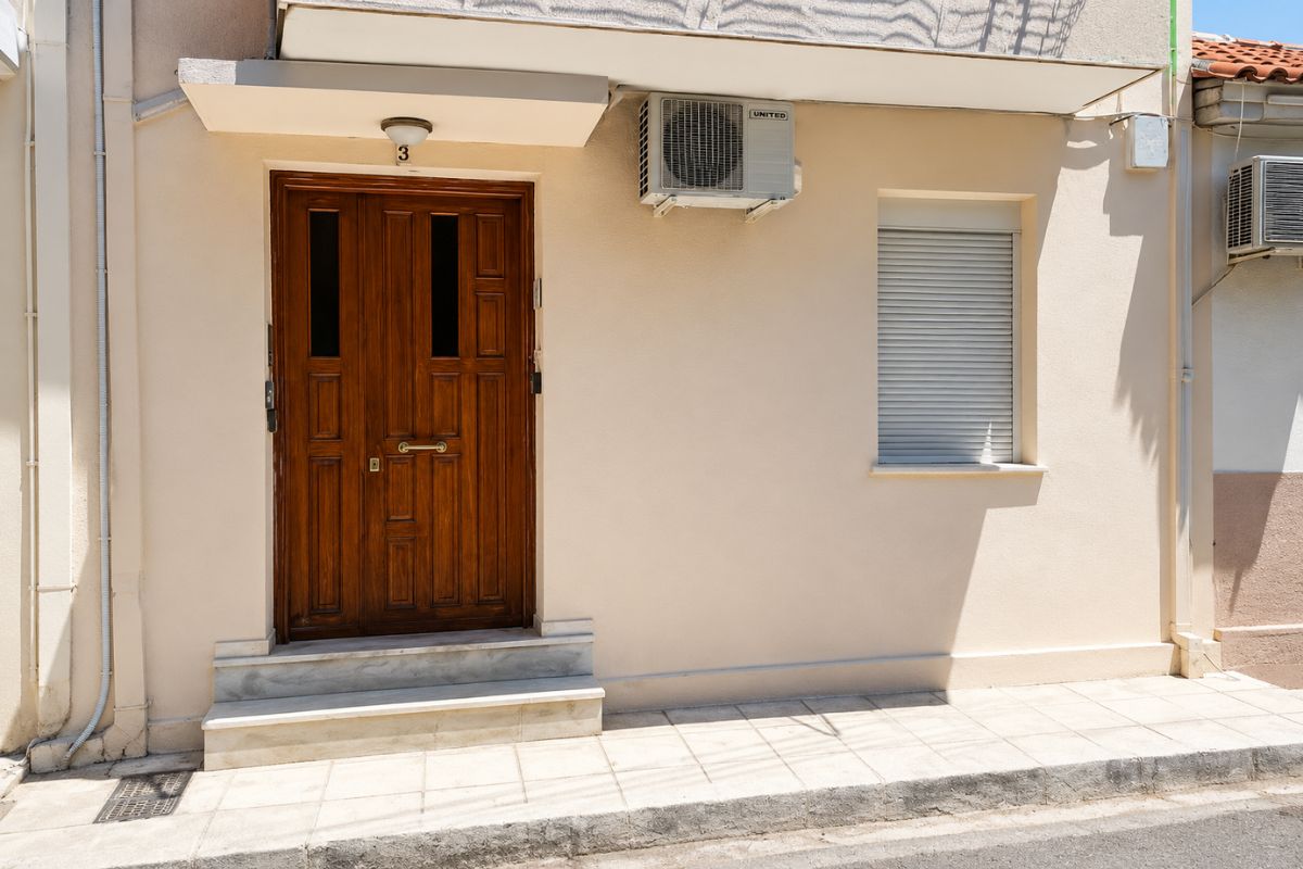 Εξωτερική είσοδος με ξύλινη πόρτα στο Patras Port Apartment, Πάτρα