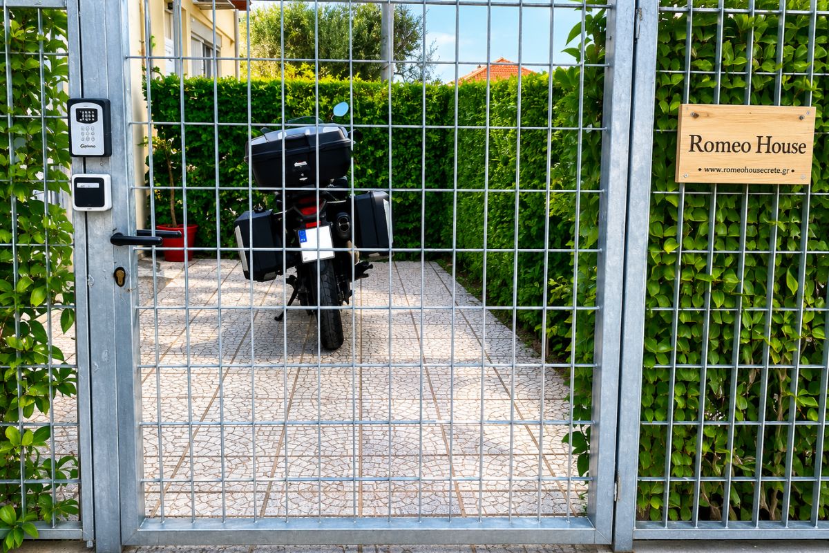 Κεντρική είσοδος με μεταλλική πύλη και πινακίδα Romeo House, κατάλυμα Πάτρα