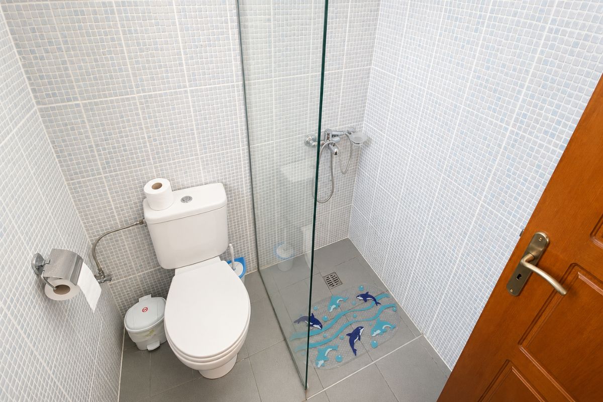 Μπάνιο με καμπίνα ντους με γυαλί στο Patras Romeo House, διαμονή Πάτρα