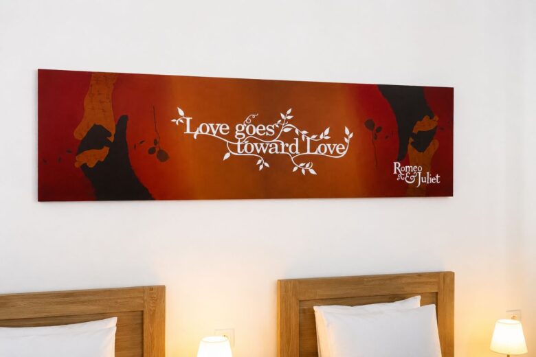 Διακοσμητικός πίνακας "Love goes toward Love" πάνω από κρεβάτια στο Romeo House Πάτρα