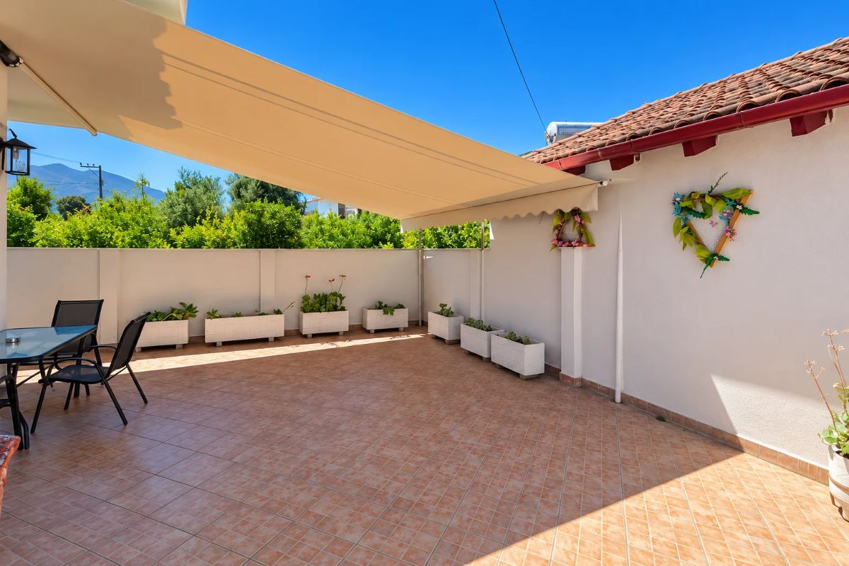 Golden Suite Patras Apartments – ευρύχωρη βεράντα με σκίαστρο και τραπεζαρία εξωτερικού χώρου