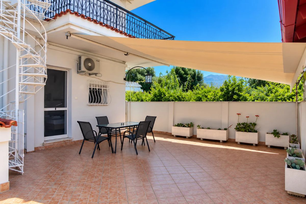 Golden Suite Patras – εξωτερική τραπεζαρία στη βεράντα του καταλύματος