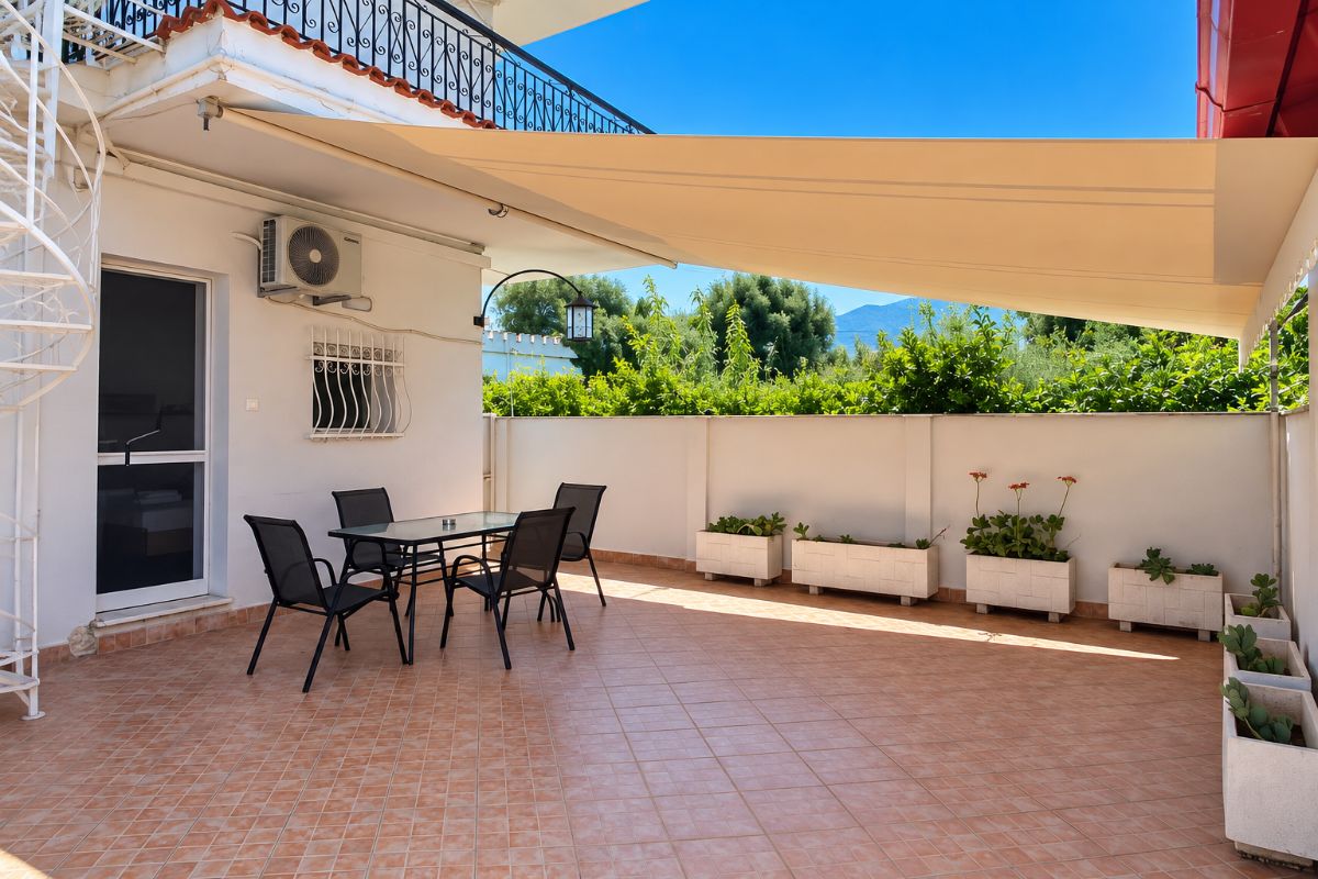 Golden Suite Patras Apartments – ευρύχωρη βεράντα με σκίαστρο και θέα στον κήπο